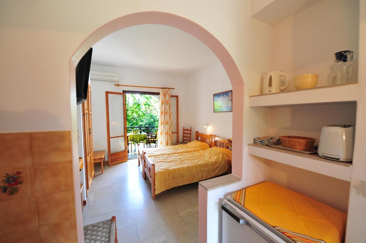 Dionisos Studios And Apts Skiathos 考考纳里斯 外观 照片